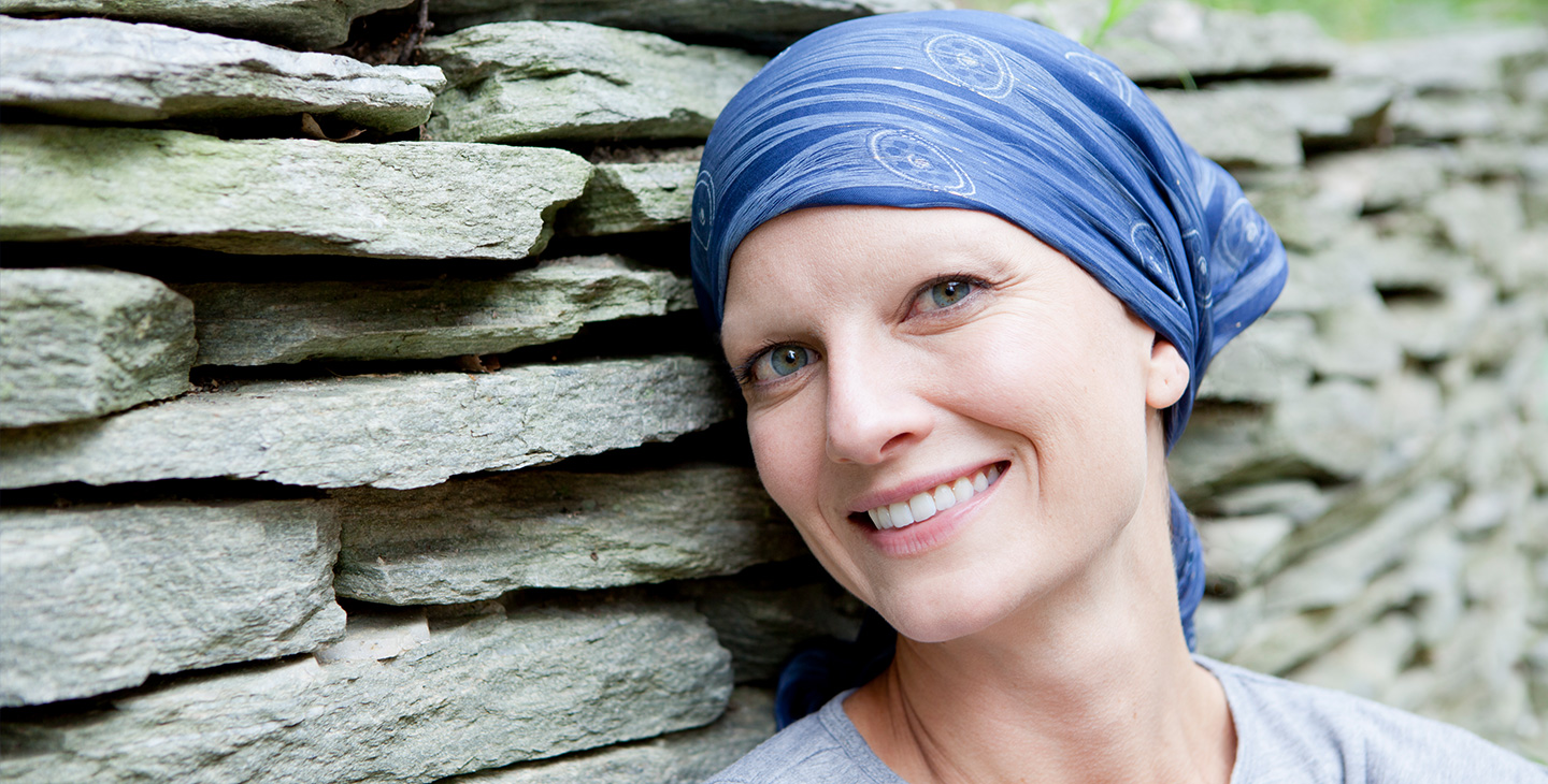  AMG_IMG_Beautiful young woman with cancer smiling (1)